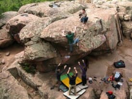 Boulderers spotting on red sandstone blocks in Albarracín, Spain – Rockbusters bouldering trip