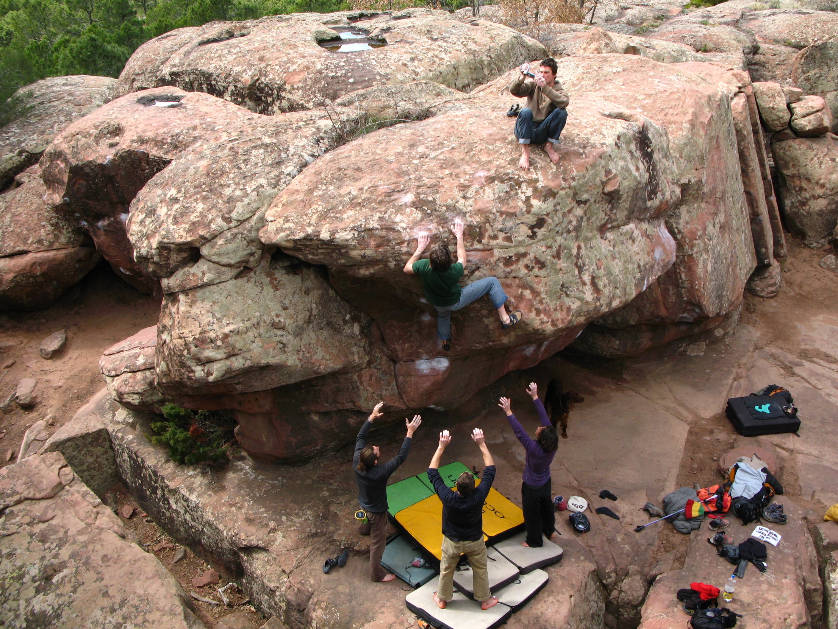 Group bouldering on sandstone blocks with crash pads in Albarracín, Spain – Rockbusters