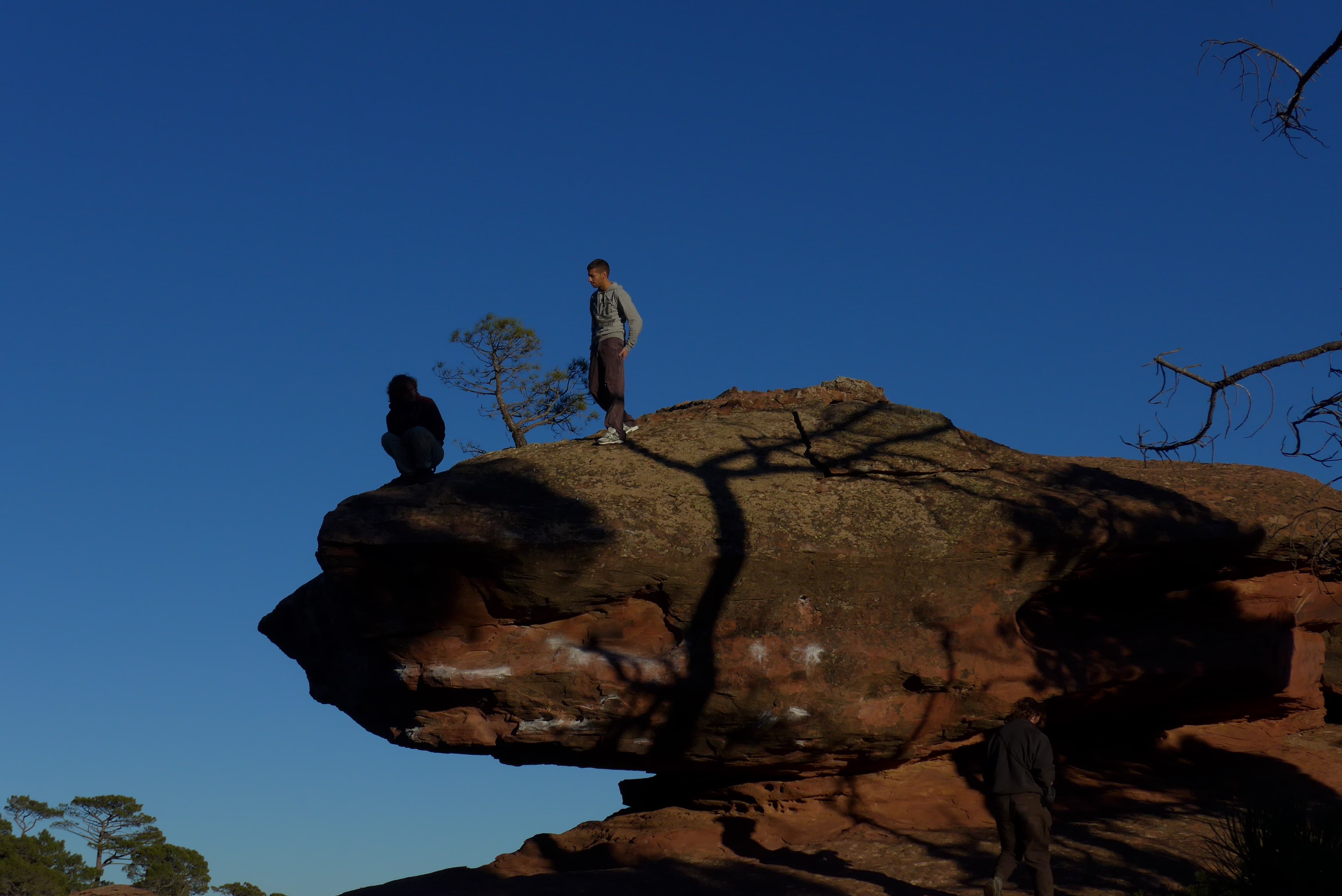 Climbers standing on a mushroom-shaped sandstone boulder in Albarracín, Spain – Rockbusters bouldering trip