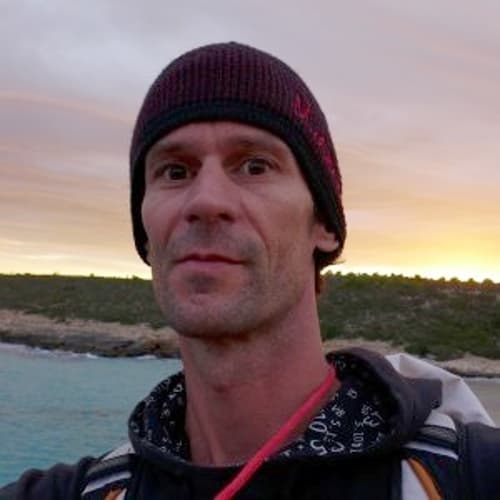 Laszlo Juhasz of the Rockbusters team – portrait by the sea