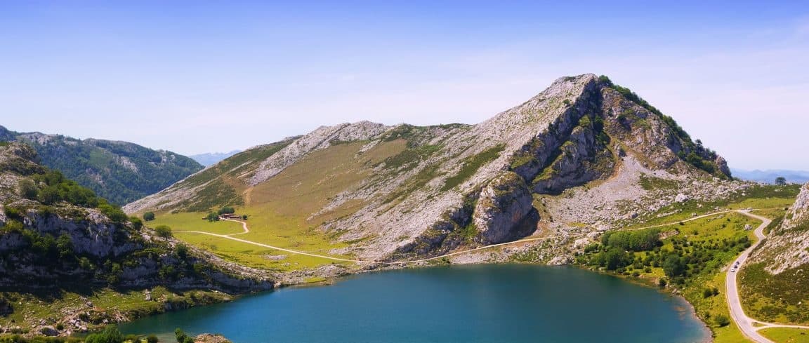 el-lago-enol-en-los-picos-de-europa-asturias-1152x759 1.jpg